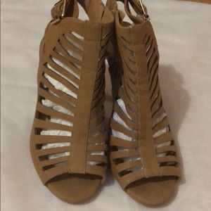 Super cute tan strappy sandals